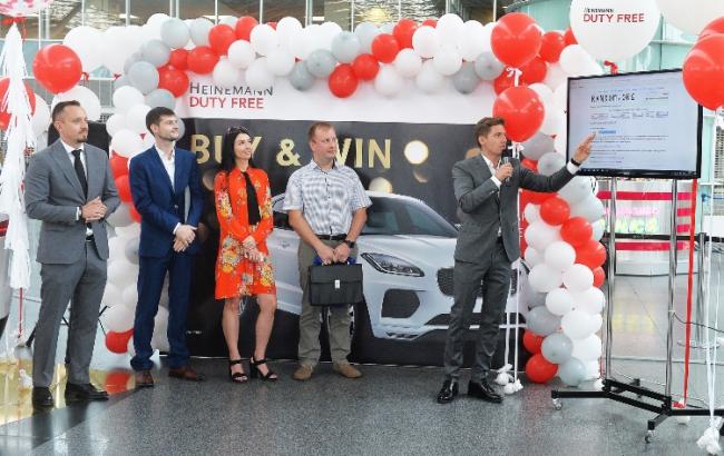 Компанія Heinemann Duty Free вручила переможцю промо-акції Buy & Win новий Jaguar E-Pace