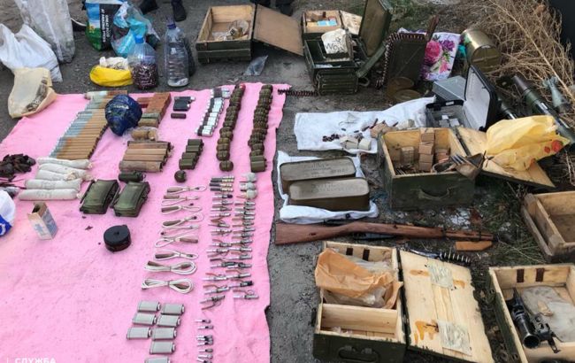 На Донбасі затримали поліцейського за торгівлю зброєю із зони ООС