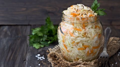 Квашеная капуста может быть очень опасной: диетологи сообщили, кому ее нельзя есть