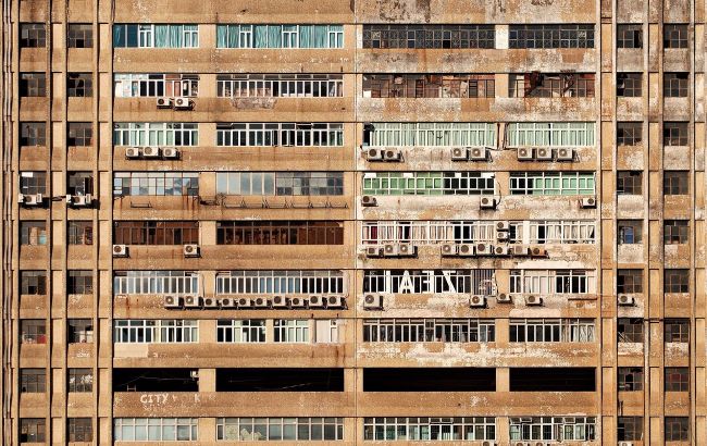 У Рівному на жінку з балкона впав диван: хтось виносив сміття