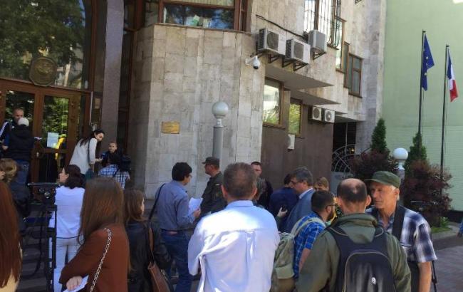 У Києві під посольством Франції проходить мітинг українських вболівальників