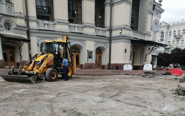 У Києві ремонтують площу перед Оперним театром за програмою президента
