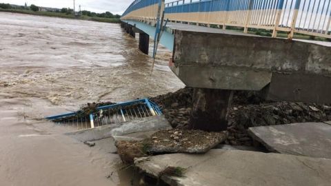 В Івано-Франківській області змило міст, який відновлювали сім років