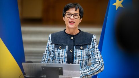 Єврокомісар із розширення ЄС прибула в Україну: що планує обговорити