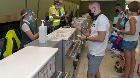 Пограничники объяснили, почему украинских туристов пустили на самолет в Грецию