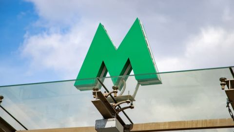 В Киеве возобновили движение по "синей" ветке метро. Пострадавшую направили в больницу