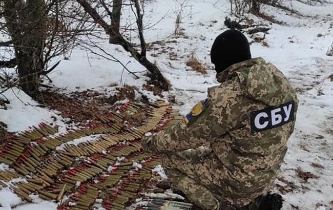 СБУ виявила на Донбасі дві схованки бойовиків. Боєприпаси сховали в 2014 році