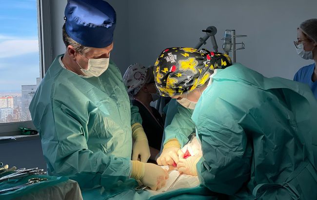 Во Львове врачи без света приняли роды и спасли девочку с кровотечением: как они это сделали