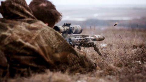 В результате снайперского обстрела на Донбассе травмирован украинский военный