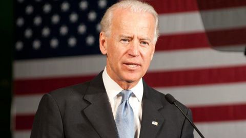 Байден побеждает на праймериз в 4 штатах