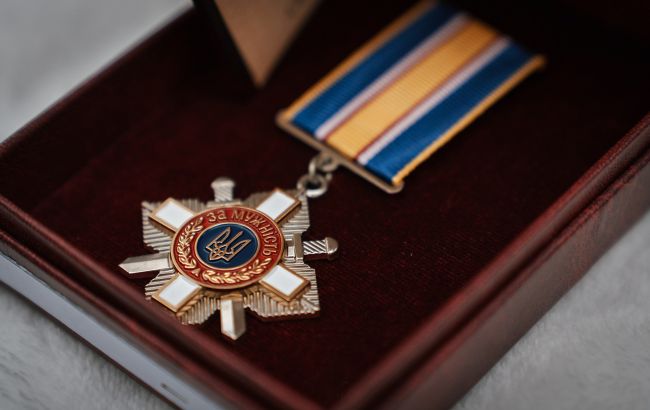 Спасали детей после обстрелов: Зеленский наградил журналиста и военного орденами