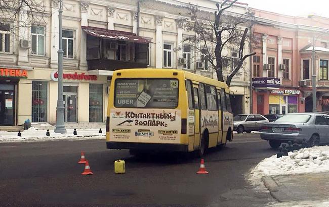 В Одессе из маршрутки на ходу выпала пассажирка