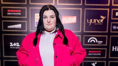 "Сладкий пирожочек": Alyona Alyona взбудоражила сеть постельным фото в одном полотенце