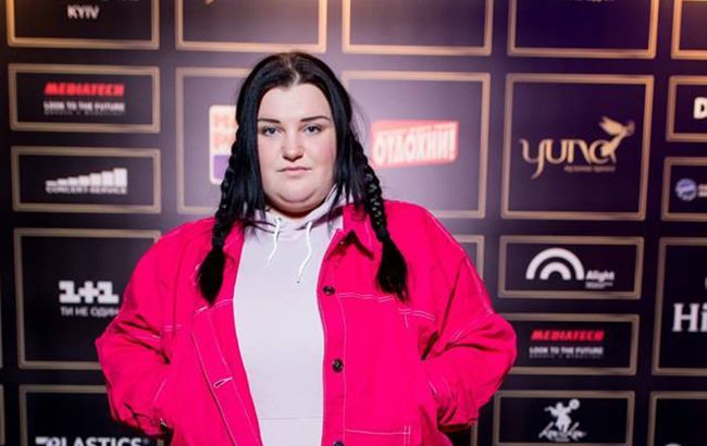 "Сладкий пирожочек": Alyona Alyona взбудоражила сеть постельным фото в одном полотенце