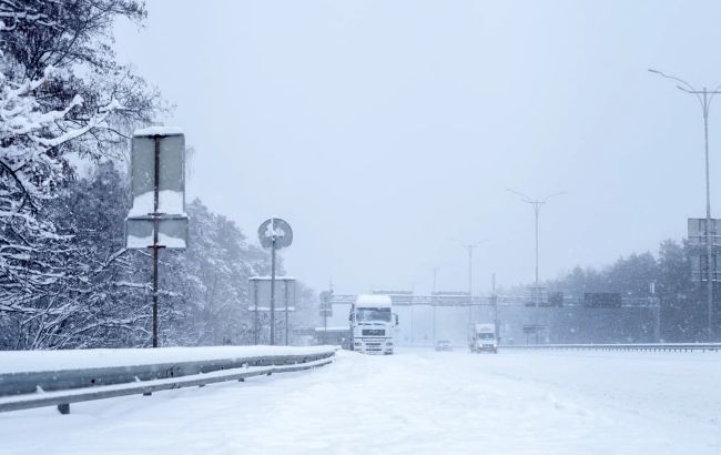 Киян закликали не виїжджати на своїх машинах через снігопад