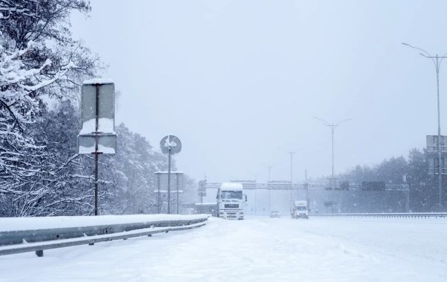 В Сумской области за ночь выпало до 25 см снега: водителей предупредили об опасности