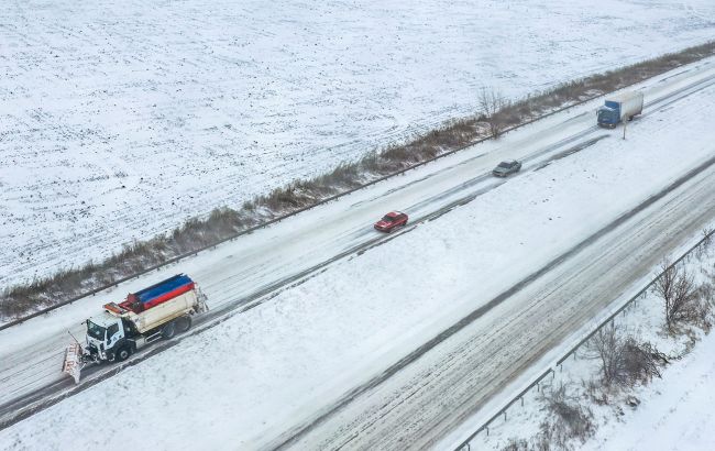 Через снігопад обмеження на вантажівки запровадили ще в двох областях
