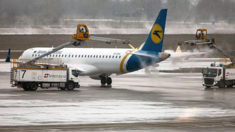 В Украине из-за снегопадов не работают два аэропорта