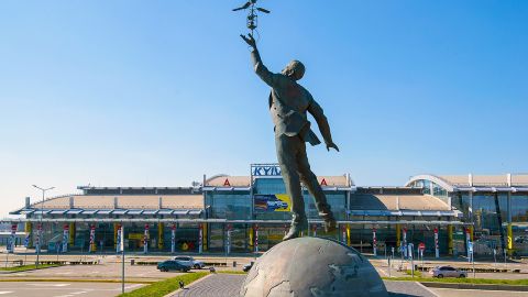 Аэропорт "Киев" сократит половину сотрудников