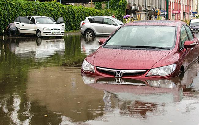 В Луцке сильный ливень парализовал движение транспорта (фото, видео)