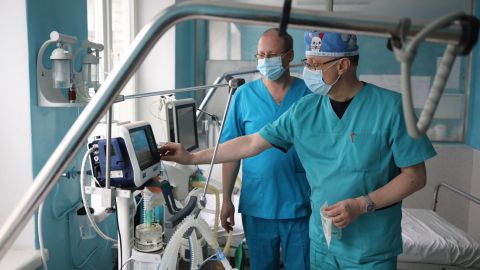 Температура две недели - не значит, что тяжело больной: врач рассказал о лечении COVID-19 в Израиле