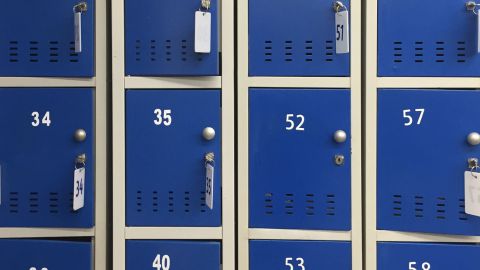 Сдавать не обязательно: можно ли заходить в магазин с сумкой и что говорит закон