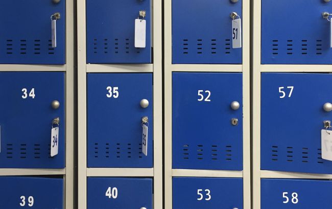 Сдавать не обязательно: можно ли заходить в магазин с сумкой и что говорит закон