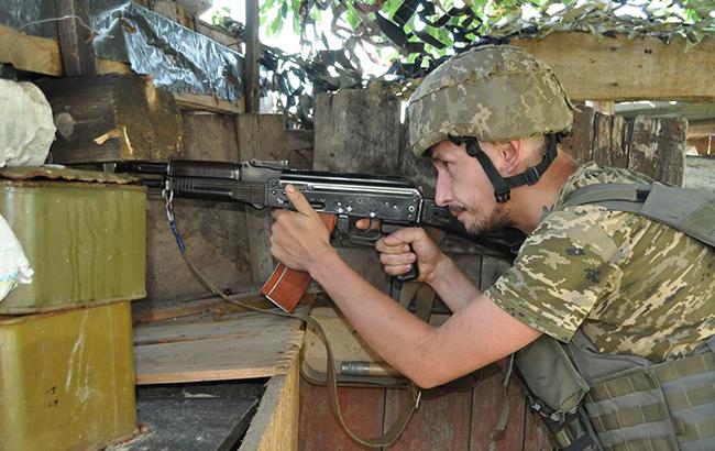 С полуночи на Донбассе зафиксированы 11 обстрелов позиций ВСУ боевиками, - штаб АТО