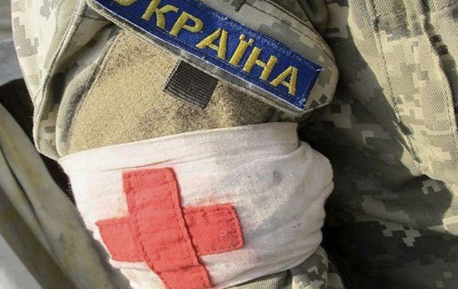 "Способна творить чудеса": сеть восхитило фото девушки-медика, спасающей бойцов на Донбассе