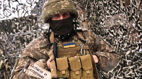 На Донбассе под обстрелами ранен украинский военный