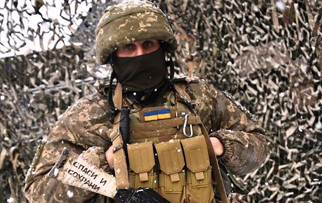 На Донбасі під обстрілами поранили українського військового