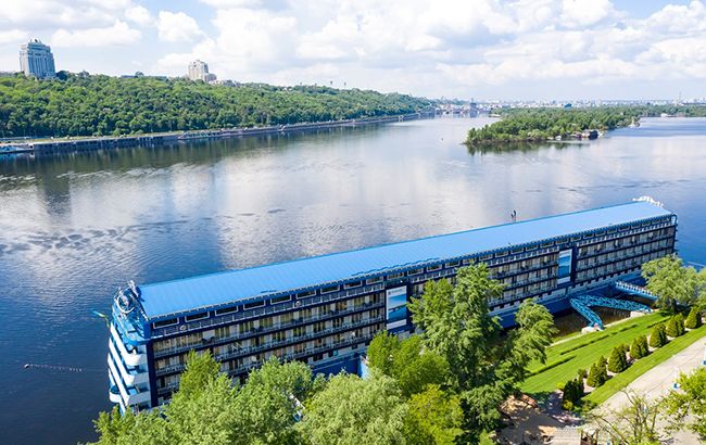 Судно-готель на Дніпрі в Києві продадуть з аукціону