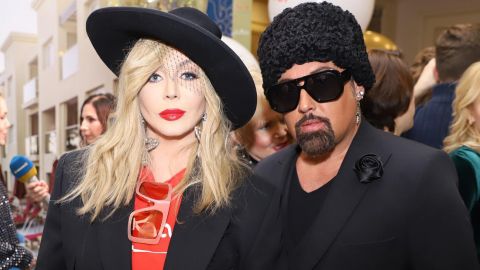 Желіде жыныстық қатынасқа түсетін әдемі қисық әйелдер Марина Александрованың жалған порносы