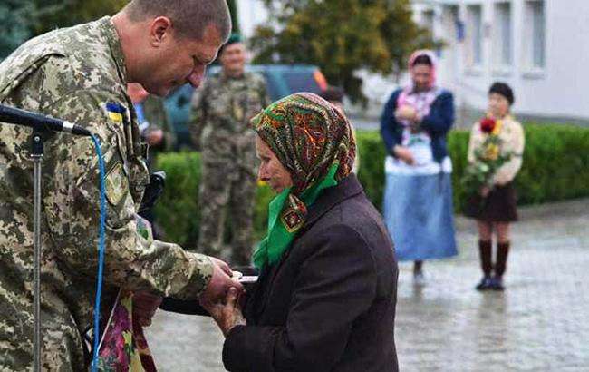 "Нехай і моя частка там буде": 92-річна пенсіонерка стала Почесним волонтером України