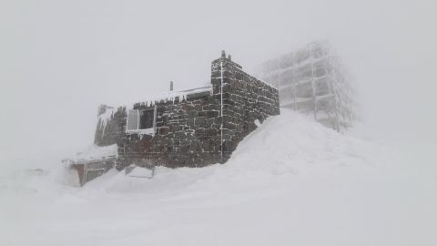 Украину в апреле продолжает заметать снегом: в некоторых регионах до -17 (фото)