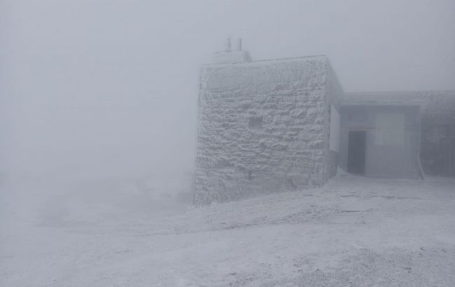 З першим днем літа! У горах Карпат випав сніг і впала температура