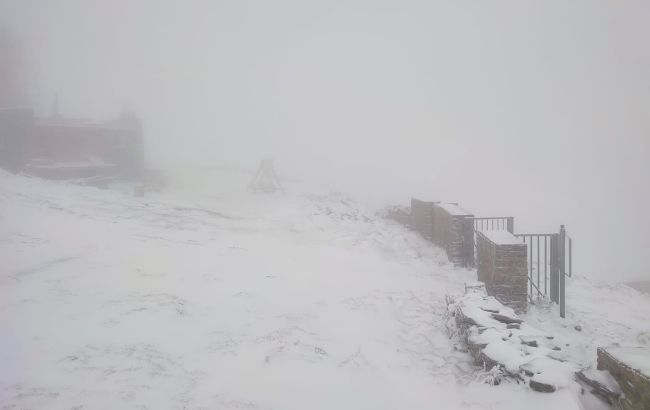 В Карпаты пришла настоящая зима: ударил мороз и засыпало снегом