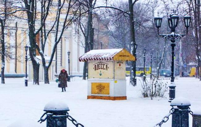 Непогода в Одессе: в сети показали впечатляющие фото и видео города в снегу