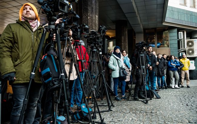 Українським ЗМІ не довіряють майже половина громадян