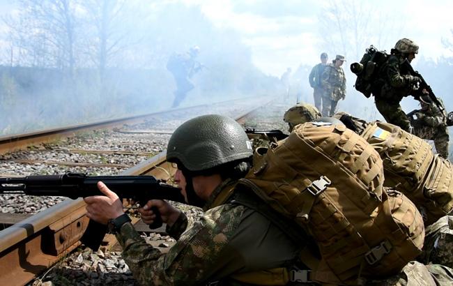 Близько половини українців готові захищати країну зі зброєю в руках
