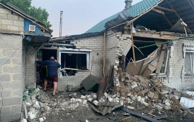 Оккупанты "Градами" накрыли Красногоровку. Снаряд попал в дом, где была семья с ребенком