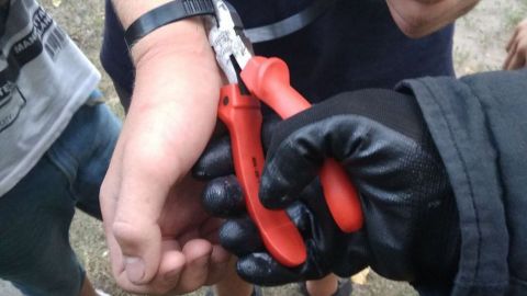 В Киеве спасатели помогли подростку освободиться от опасных "украшений"