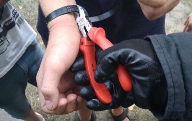 В Киеве спасатели помогли подростку освободиться от опасных "украшений"