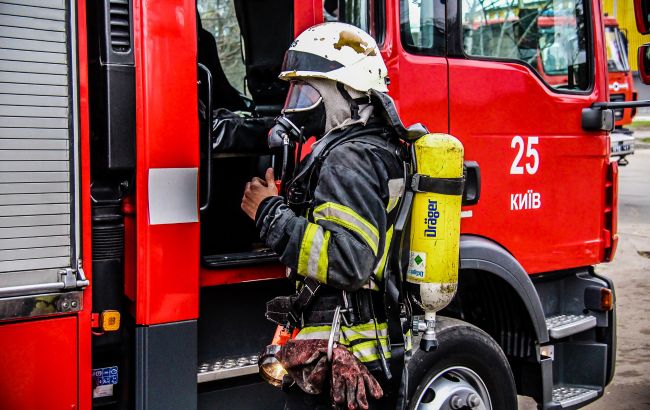 Стояв на зарядці. У Києві в квартирі загорівся електросамокат, є постраждалий