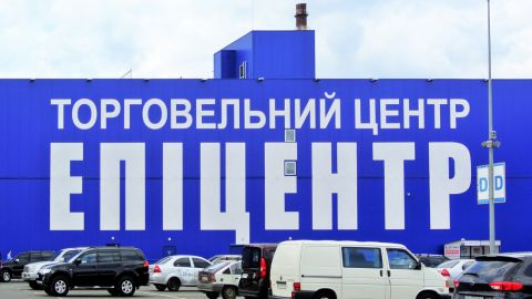 Открытие нового "Эпицентра" в Харькове омрачилось скандалом: люди с матом "штурмовали" ТЦ