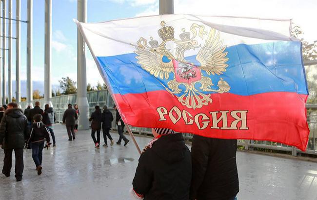 Российские оккупанты заставляют крымчан "украшать" дома триколорами