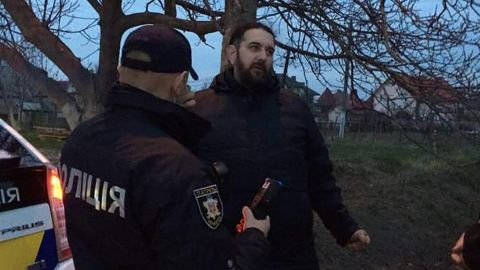 "Я тебе на коліна поставлю і кулю в лоб всажу": відео затримання п'яного батюшки УПЦ МП