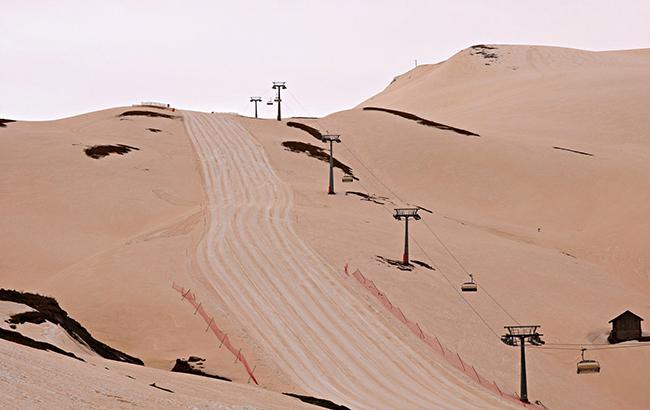 На горнолыжном курорте Грузии выпал красный снег