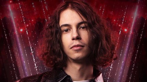 "Голос країни" взорвал неистовый рокер, скатившись со сцены к ногам Кароль и Дорофеевой