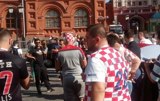"Спасибо, Россия": вболівальники Хорватії розгорнули в РФ величезний прапор з написом (фото)